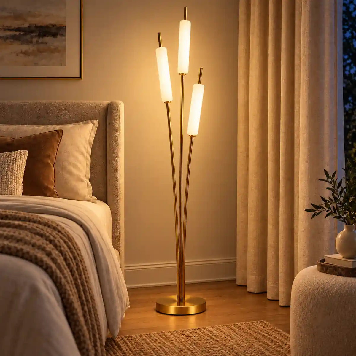 Illustration of staggered three-tube floor lamp; physical scale and light output unverified
