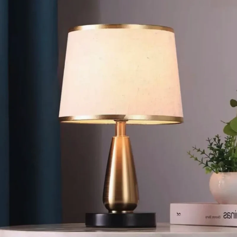 B&B Modern Table Lamp (Golden)